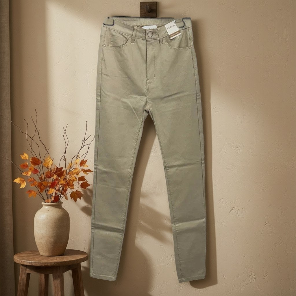 Pantalon Ohanes colgada en un ambiente para mujer Angara Moda