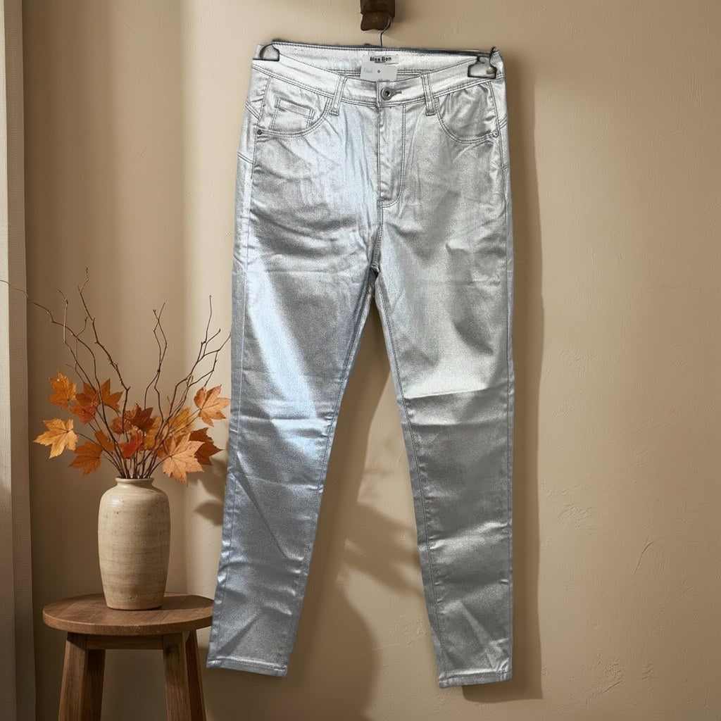 Pantalon Seron colgada en un ambiente para mujer Angara Moda