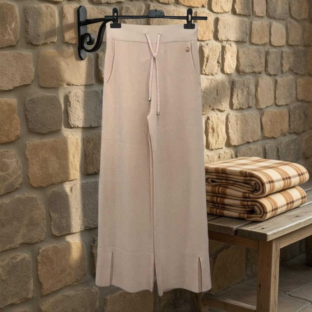 Pantalon pechina colgada en un ambiente para mujer Angara Moda