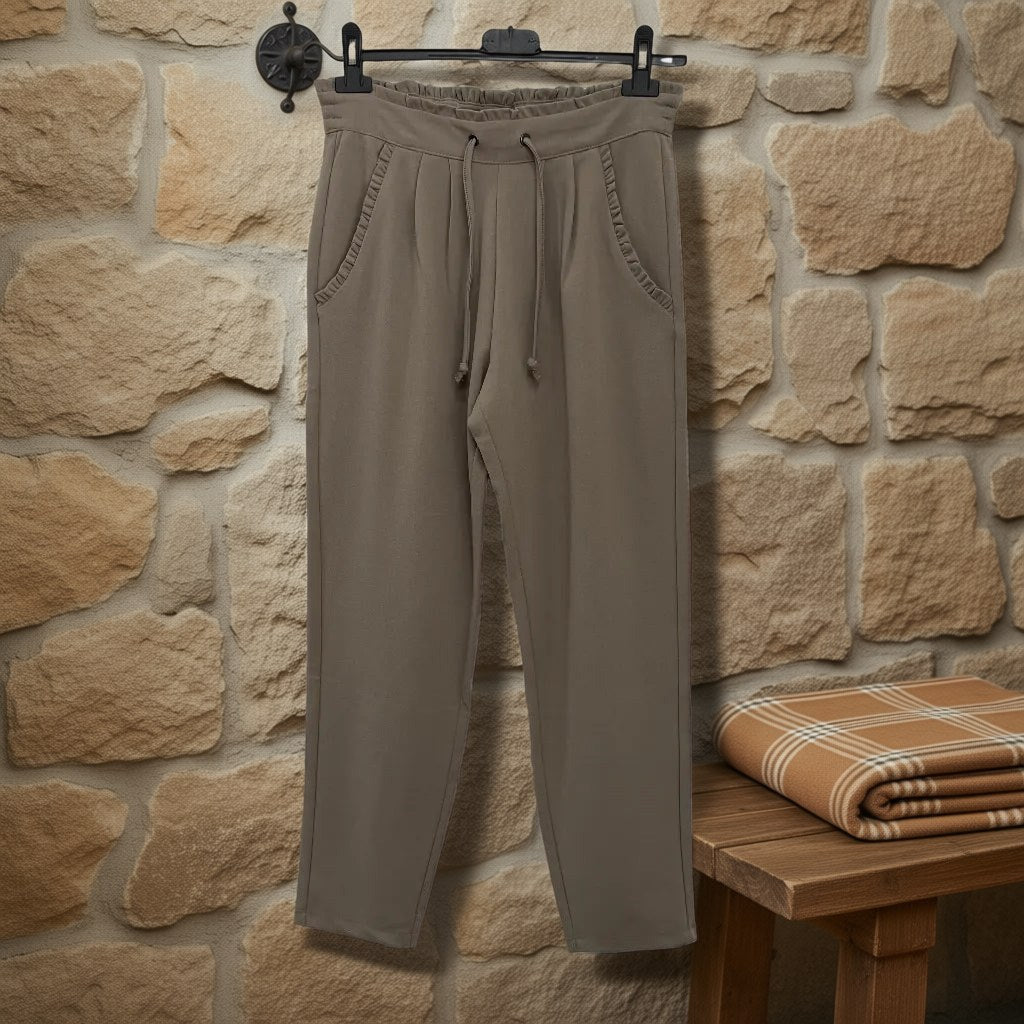 Pantalon Encinas colgada en un ambiente para mujer Angara Moda