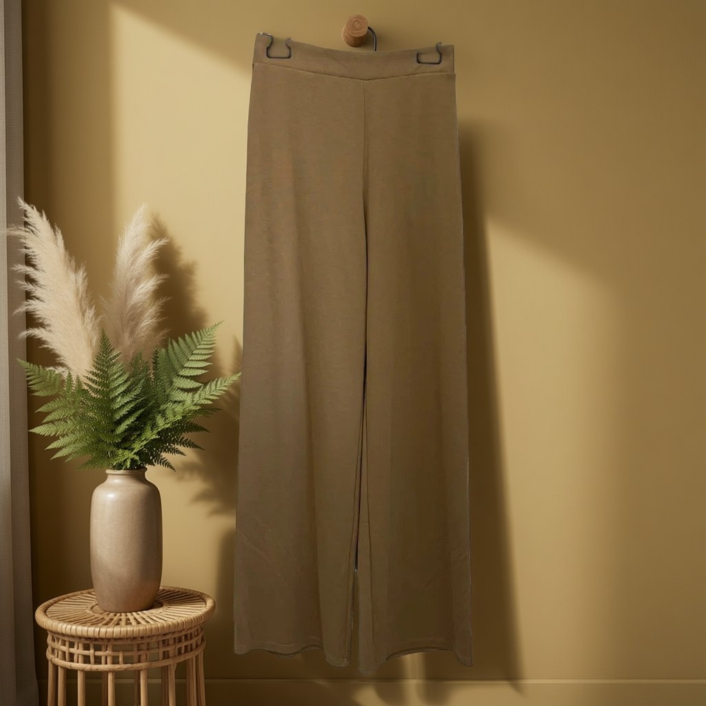 Pantalon Solobreña colgada en un ambiente para mujer Angara Moda