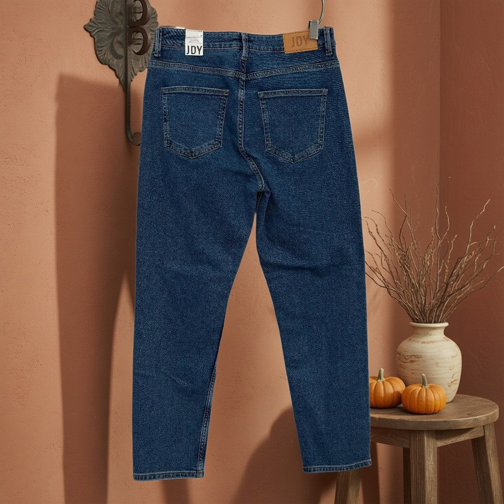 Pantalón vaquero Bonares colgada en un ambiente para mujer Angara Moda