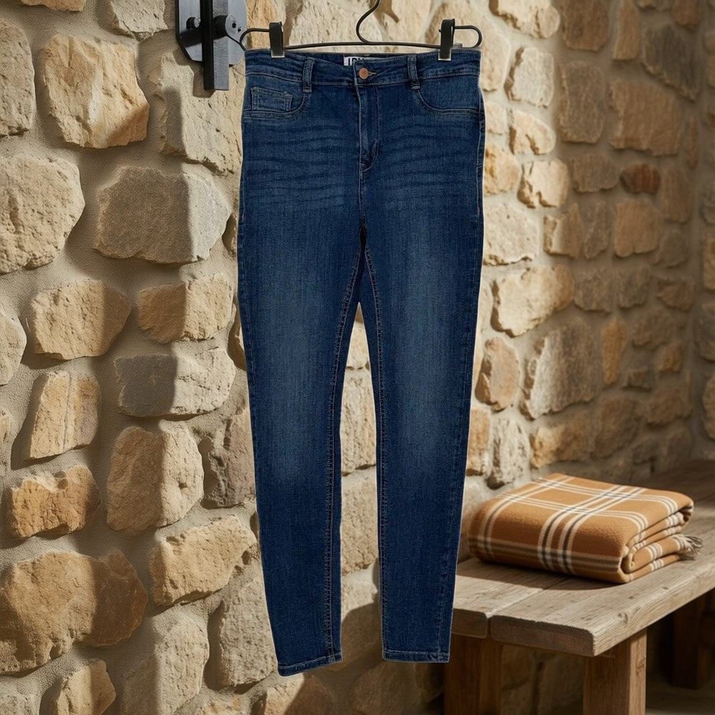 Pantalon vaquero Rociana colgada en un ambiente para mujer Angara Moda