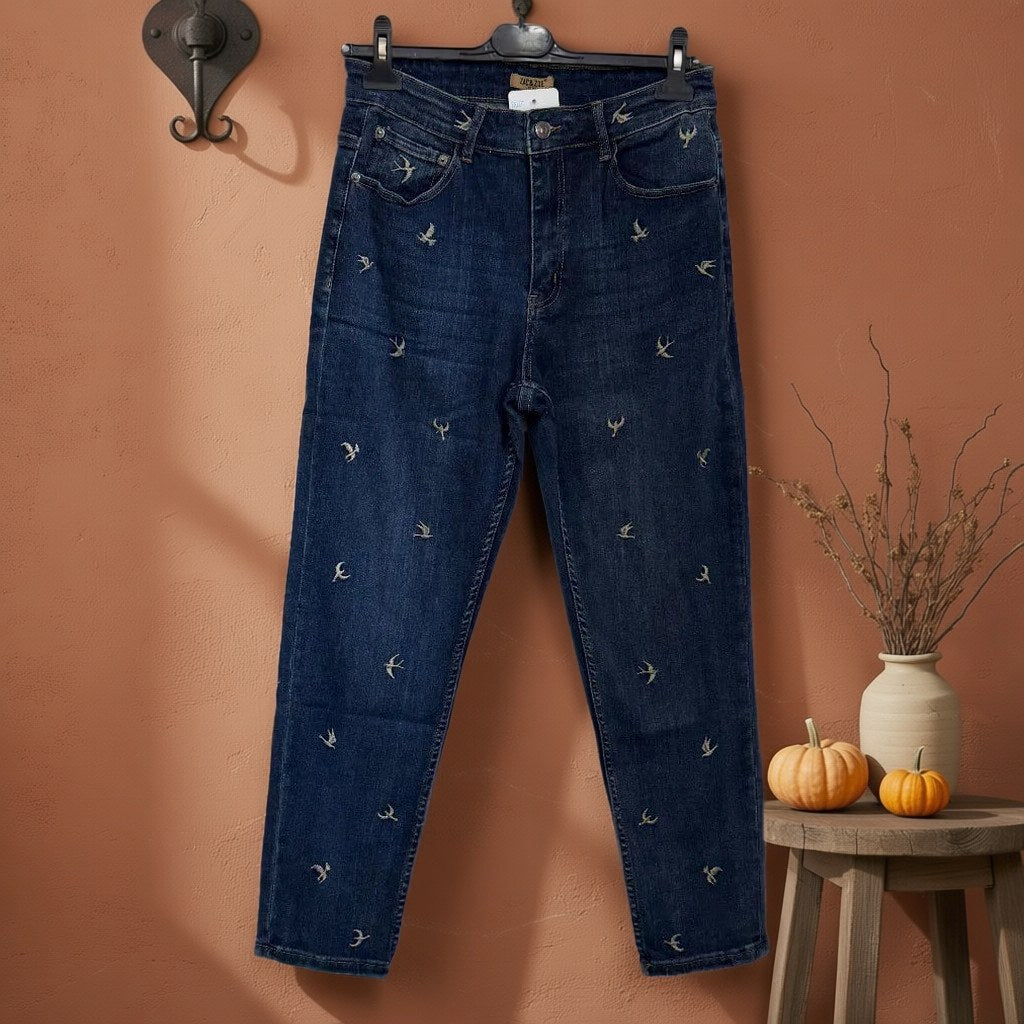 Pantalon Beas colgada en un ambiente para mujer Angara Moda