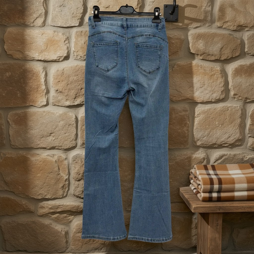 Pantalon Baeza colgada en un ambiente para mujer Angara Moda