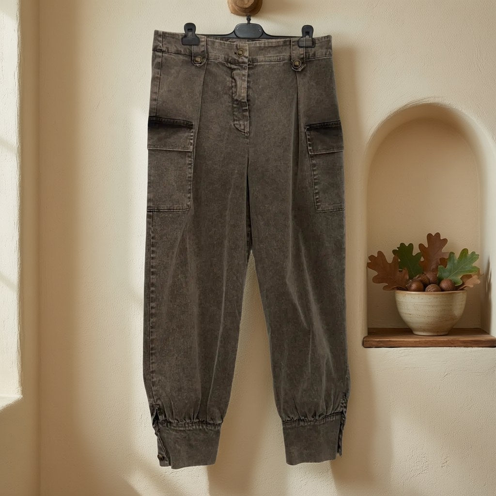 Pantalon Villarodrigo colgada en un ambiente para mujer Angara Moda