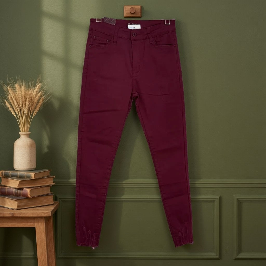 Pantalon vaquero Istan colgada en un ambiente para mujer Angara Moda