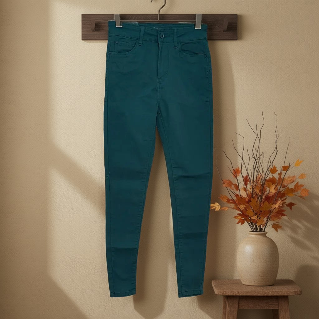 Pantalon Casares colgada en un ambiente para mujer Angara Moda