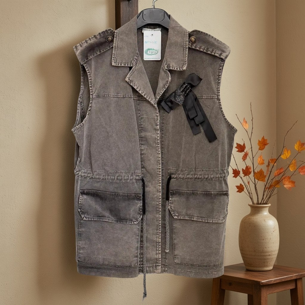 Chaleco villarodrigo colgada en un ambiente para mujer Angara Moda