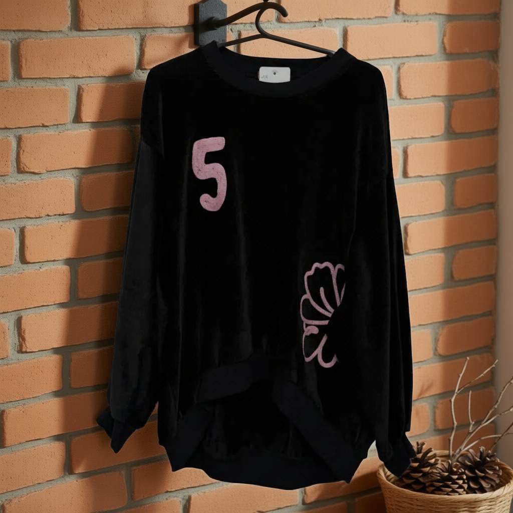 Sudadera Sevi colgada en un ambiente para mujer Angara Moda