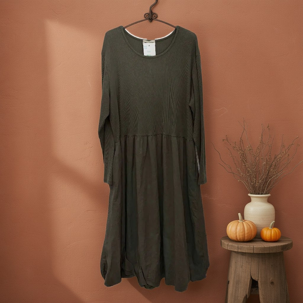 Vestido midi bea colgada en un ambiente para mujer Angara Moda