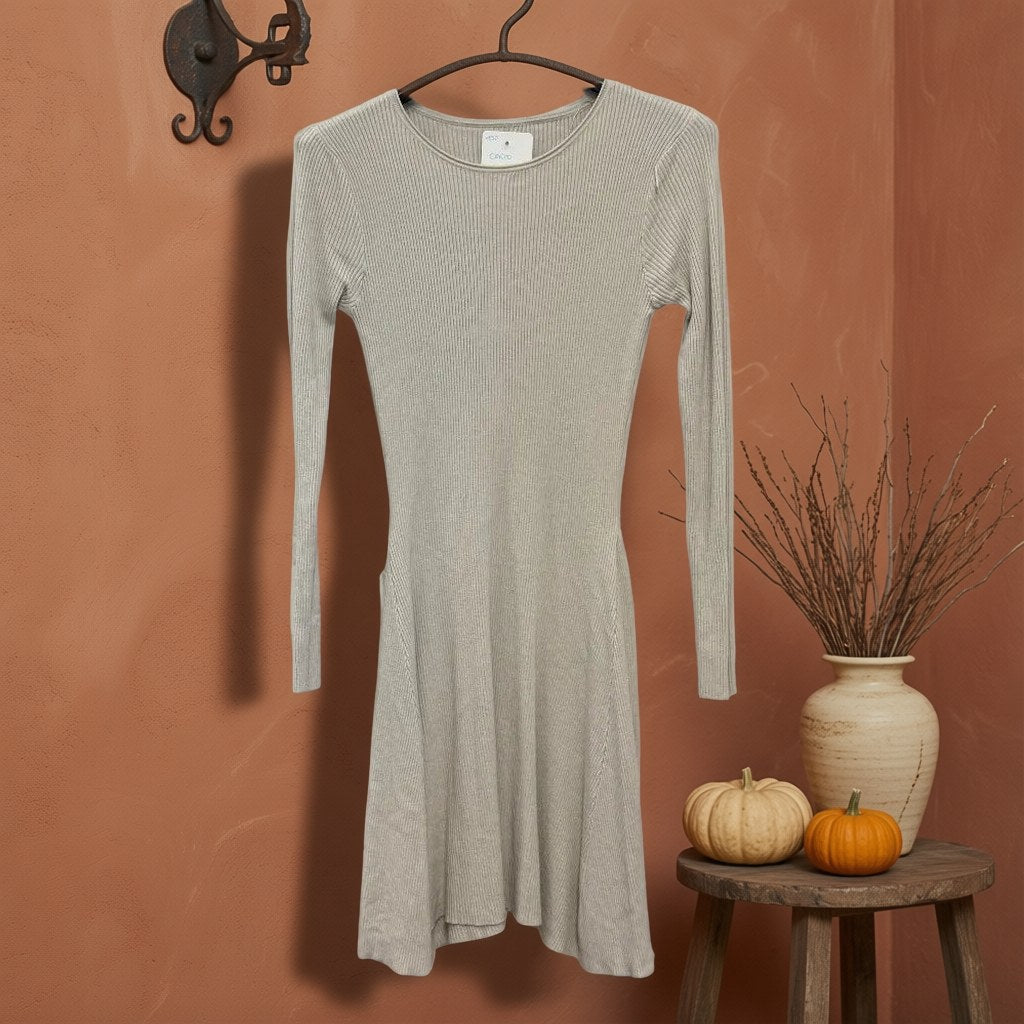 Vestido corto bina colgada en un ambiente para mujer Angara Moda