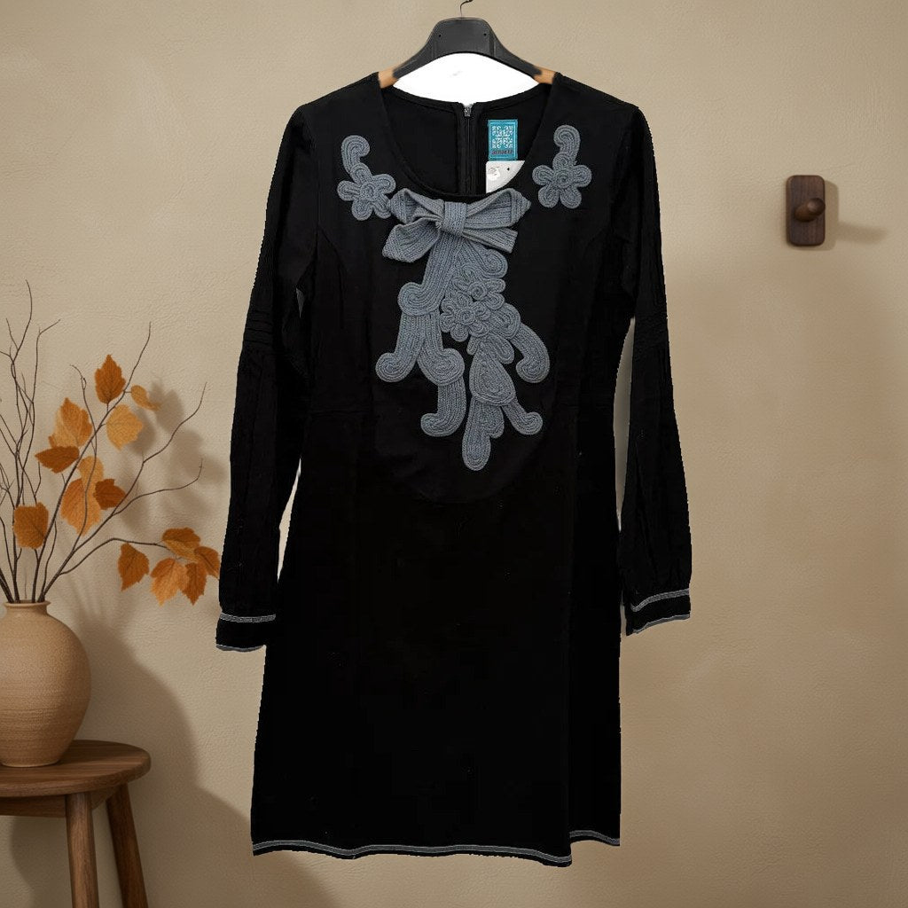Vestido corto eda colgada en un ambiente para mujer Angara Moda