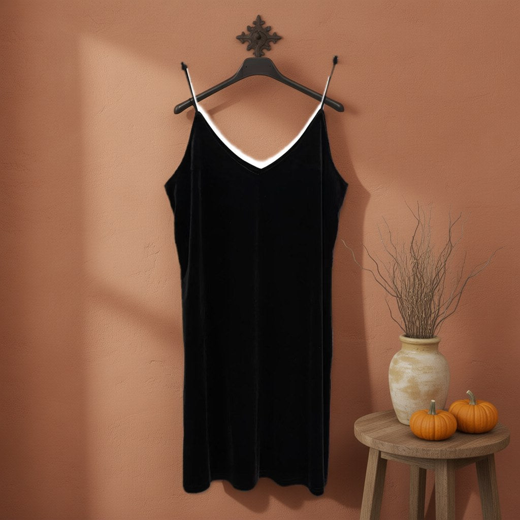 Vestido corto Ika colgada en un ambiente para mujer Angara Moda