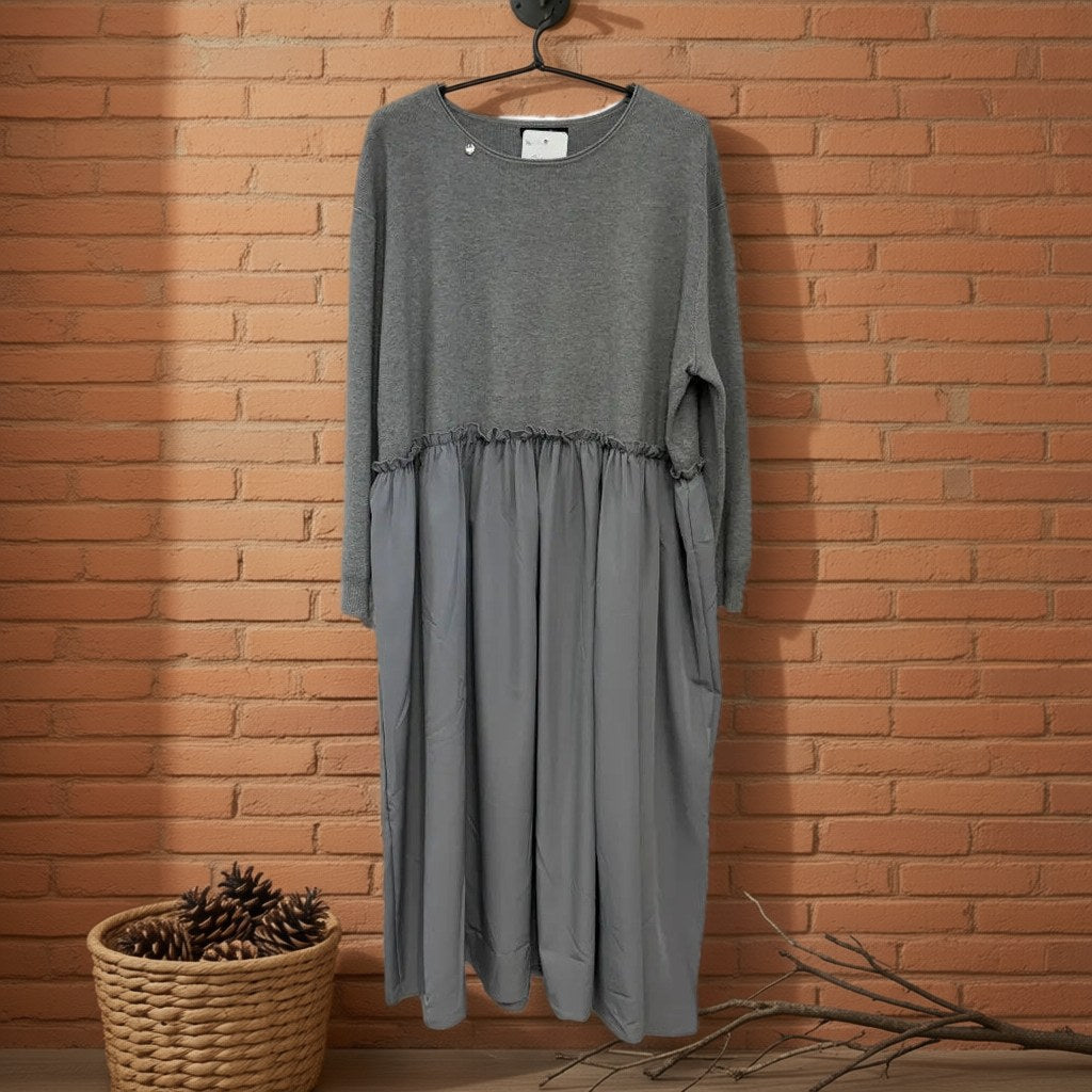 Vestido largo Gia colgada en un ambiente para mujer Angara Moda