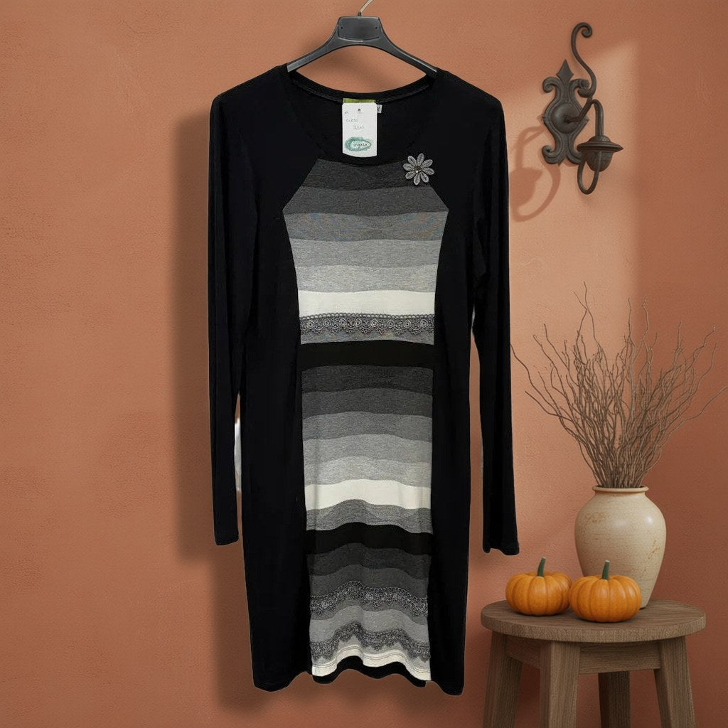 Vestido corto Rani colgada en un ambiente para mujer Angara Moda