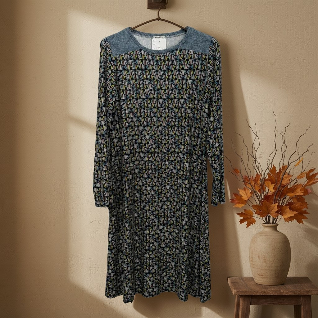 Vestido midi Ria colgada en un ambiente para mujer Angara Moda
