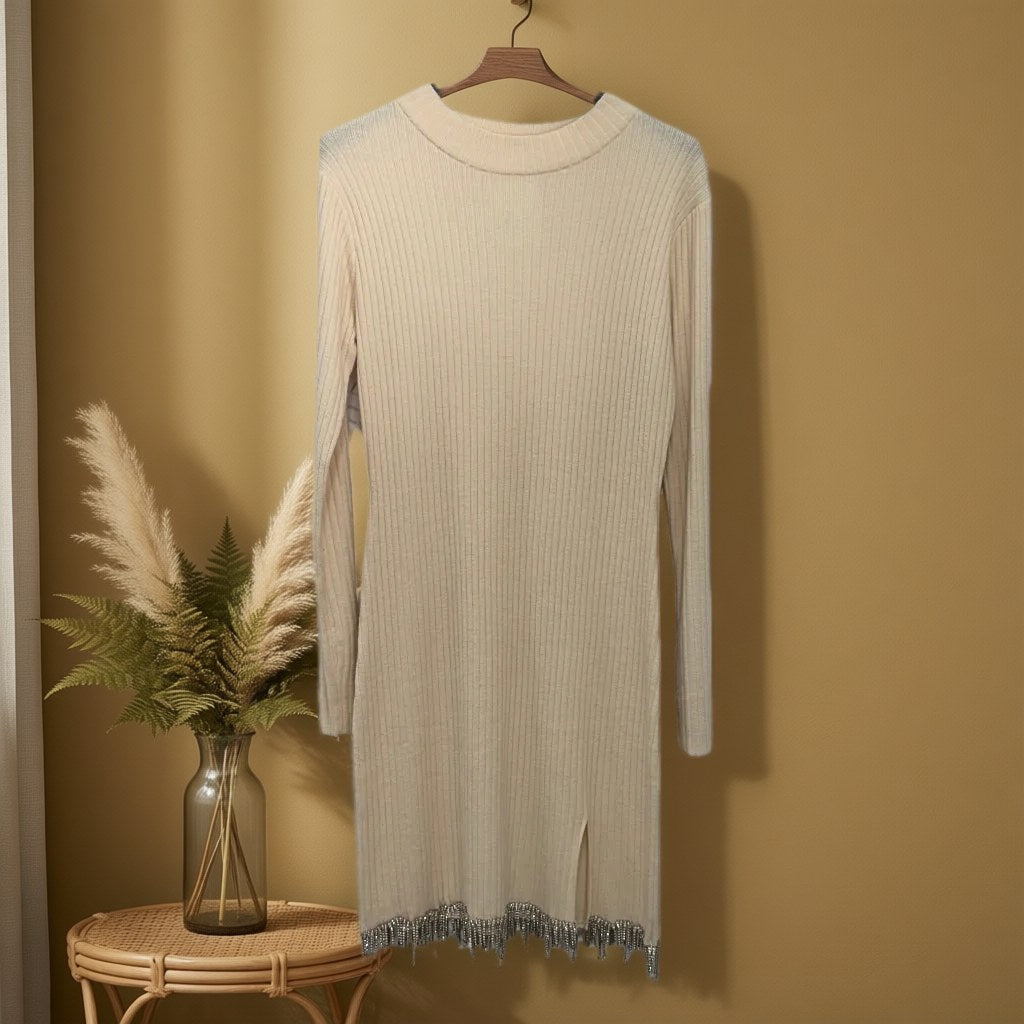 Vestido corto Zora colgada en un ambiente para mujer Angara Moda