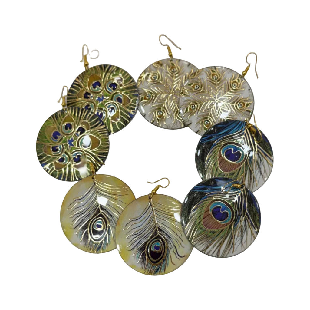 Pendientes Redondos de Concha con Grabado Pluma de Pavo Real y Detalles Dorados sobre fondo blanco para mujer Angara Moda