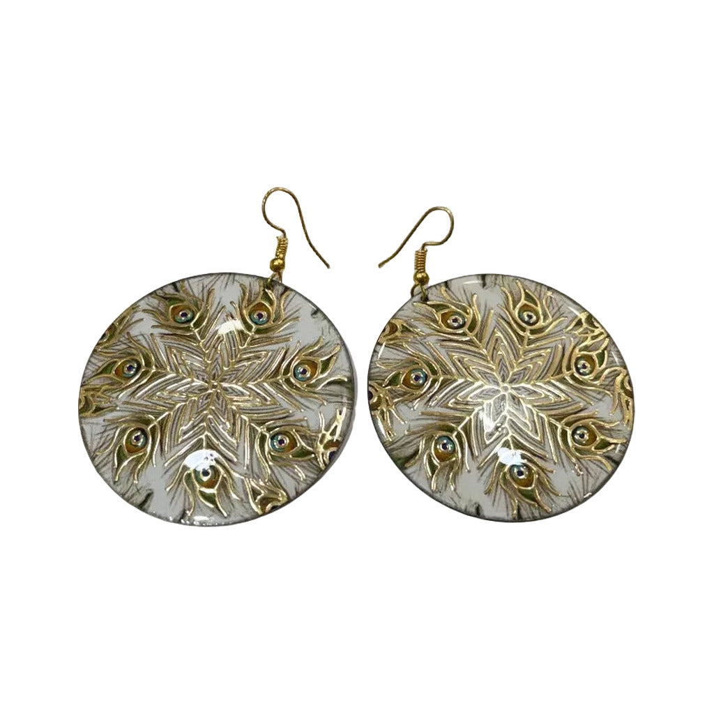Pendientes Redondos de Concha con Grabado Pluma de Pavo Real y Detalles Dorados en color Blanco sobre fondo blanco para mujer Angara Moda