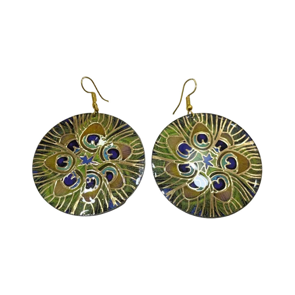 Pendientes Redondos de Concha con Grabado Pluma de Pavo Real y Detalles Dorados en color Verde sobre fondo blanco para mujer Angara Moda
