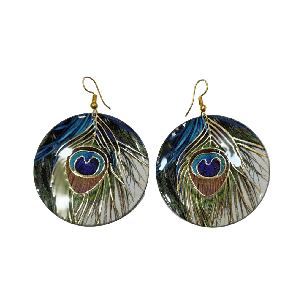 Pendientes Redondos de Concha con Grabado Pluma de Pavo Real y Detalles Dorados en color Azul sobre fondo blanco para mujer Angara Moda