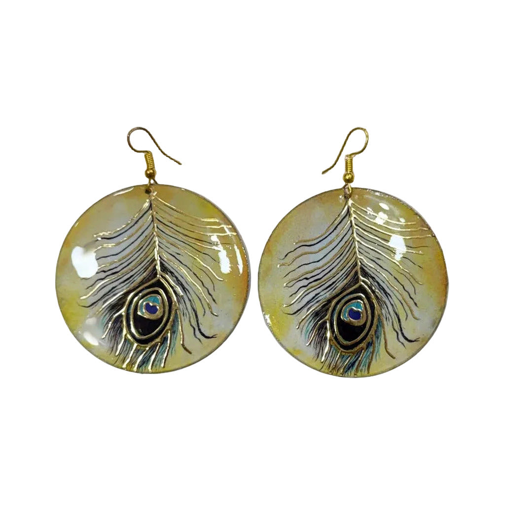 Pendientes Redondos de Concha con Grabado Pluma de Pavo Real y Detalles Dorados en color Amarillo sobre fondo blanco para mujer Angara Moda