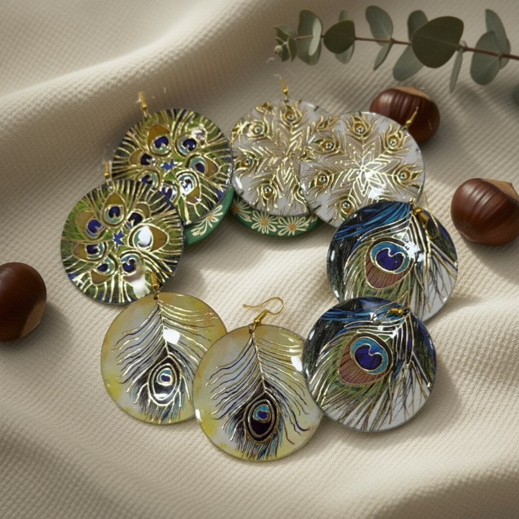Pendientes Redondos de Concha con Grabado Pluma de Pavo Real y Detalles Dorados sobre una superficie para mujer Angara Moda