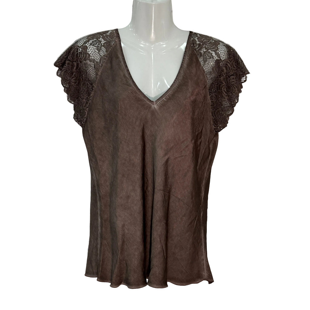 Camiseta Lencera Thalia de Raso con Encaje y Escote en Pico en color Chocolate sobre fondo blanco para mujer Angara Moda