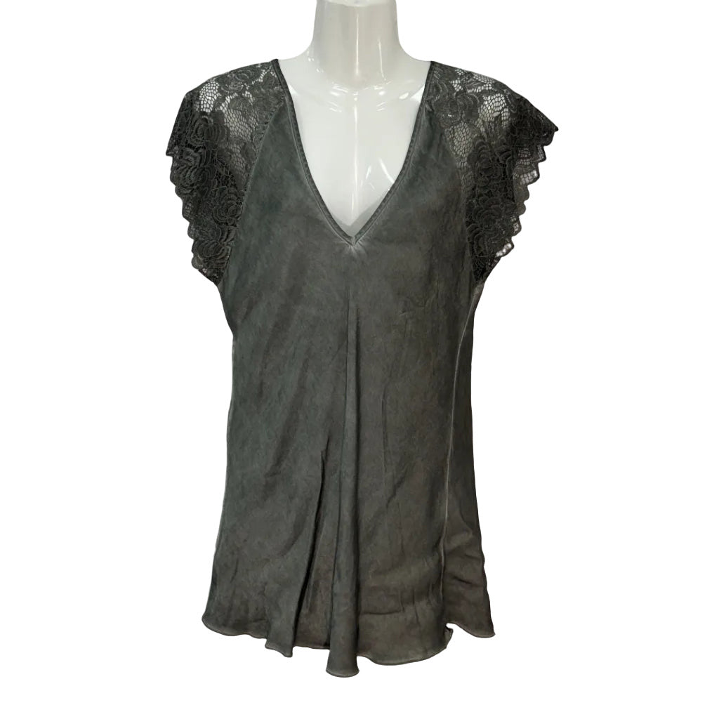 Camiseta Lencera Thalia de Raso con Encaje y Escote en Pico en color Verde caza sobre fondo blanco para mujer Angara Moda
