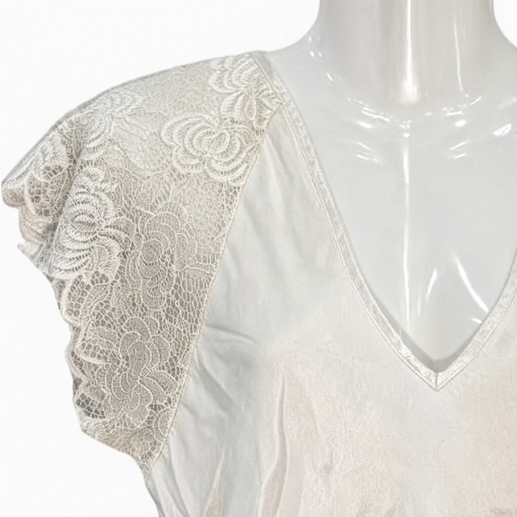 Detalle del tejido de Camiseta Lencera Thalia de Raso con Encaje y Escote en Pico para mujer Angara Moda