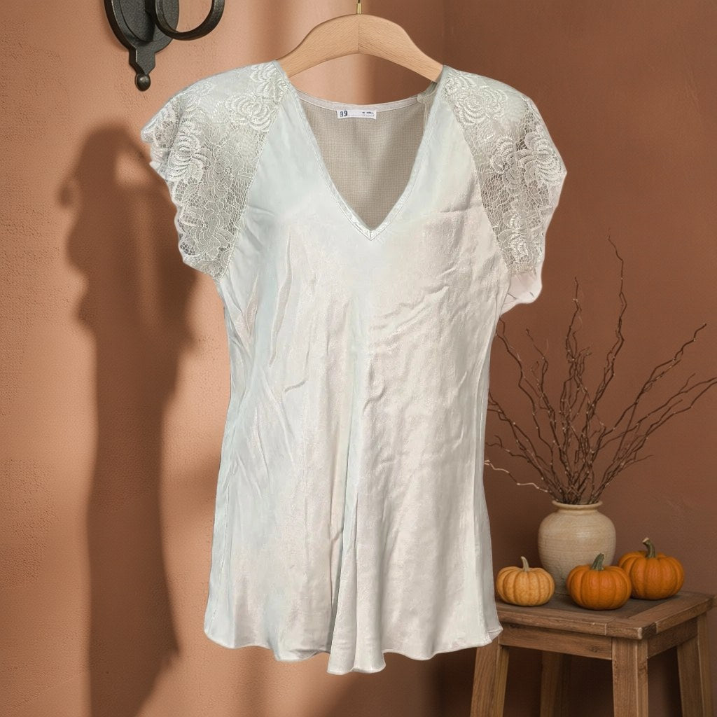 Camiseta Lencera Thalia de Raso con Encaje y Escote en Pico colgada en un ambiente para mujer Angara Moda