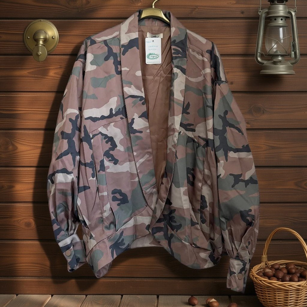 Blazer Cachemire dorado colgada en un ambiente para mujer Angara Moda