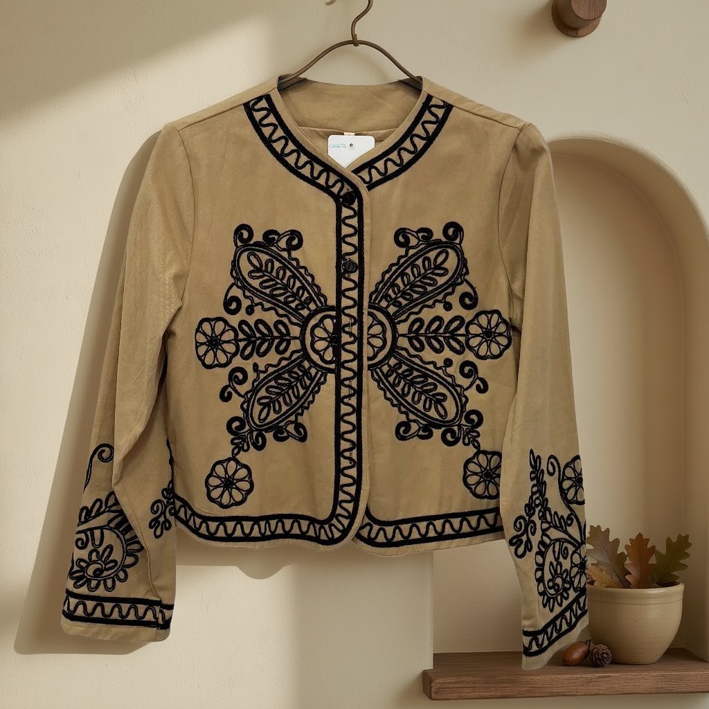 Chaqueta seda boreal colgada en un ambiente para mujer Angara Moda