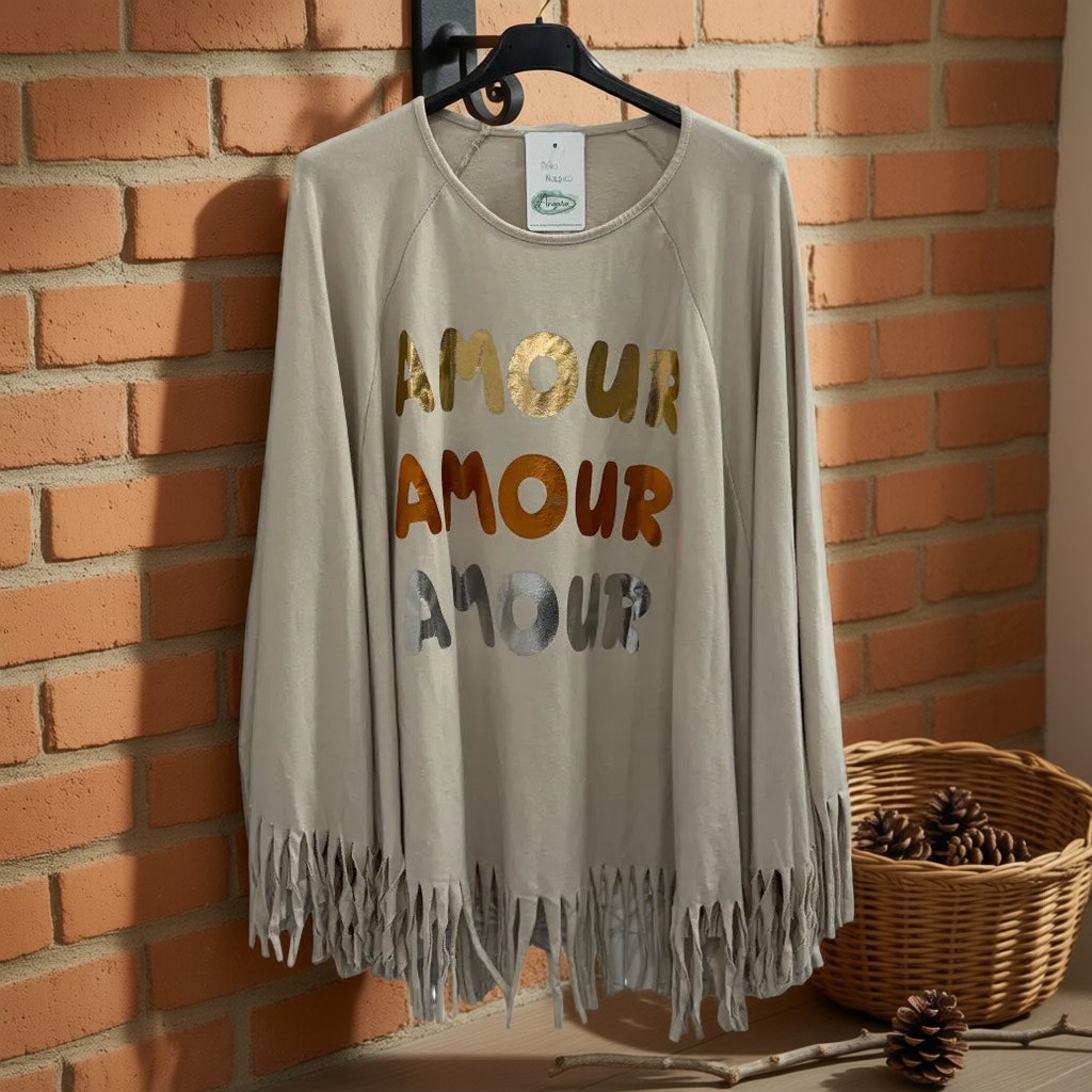 Poncho paño nordico colgada en un ambiente para mujer Angara Moda