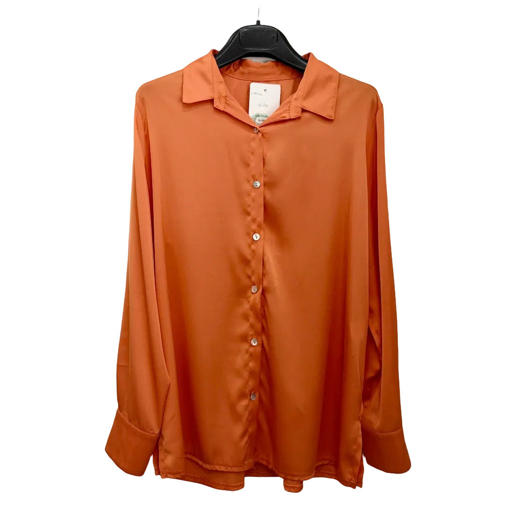Camisa Alba raso fluido liso cuello clásico manga larga oversize sobre fondo blanco para mujer Angara Moda