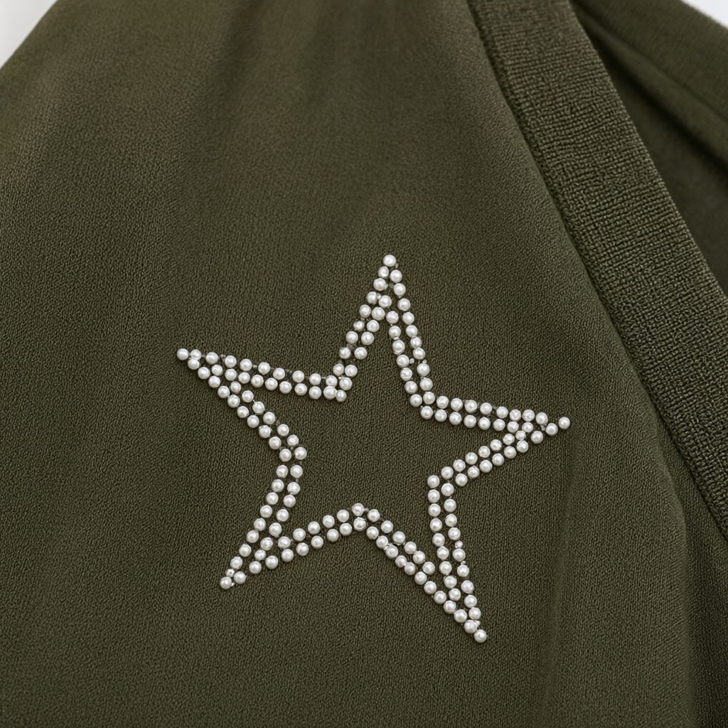Detalle del tejido de Camisa Brisa de Algodón con Estrellas de Strass y Volantes para mujer Angara Moda