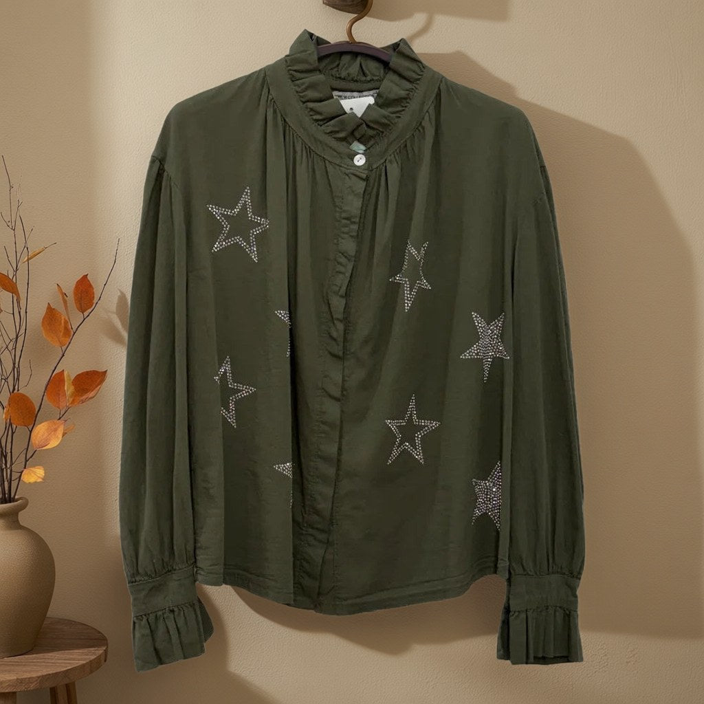 Camisa Brisa de Algodón con Estrellas de Strass y Volantes colgada en un ambiente para mujer Angara Moda
