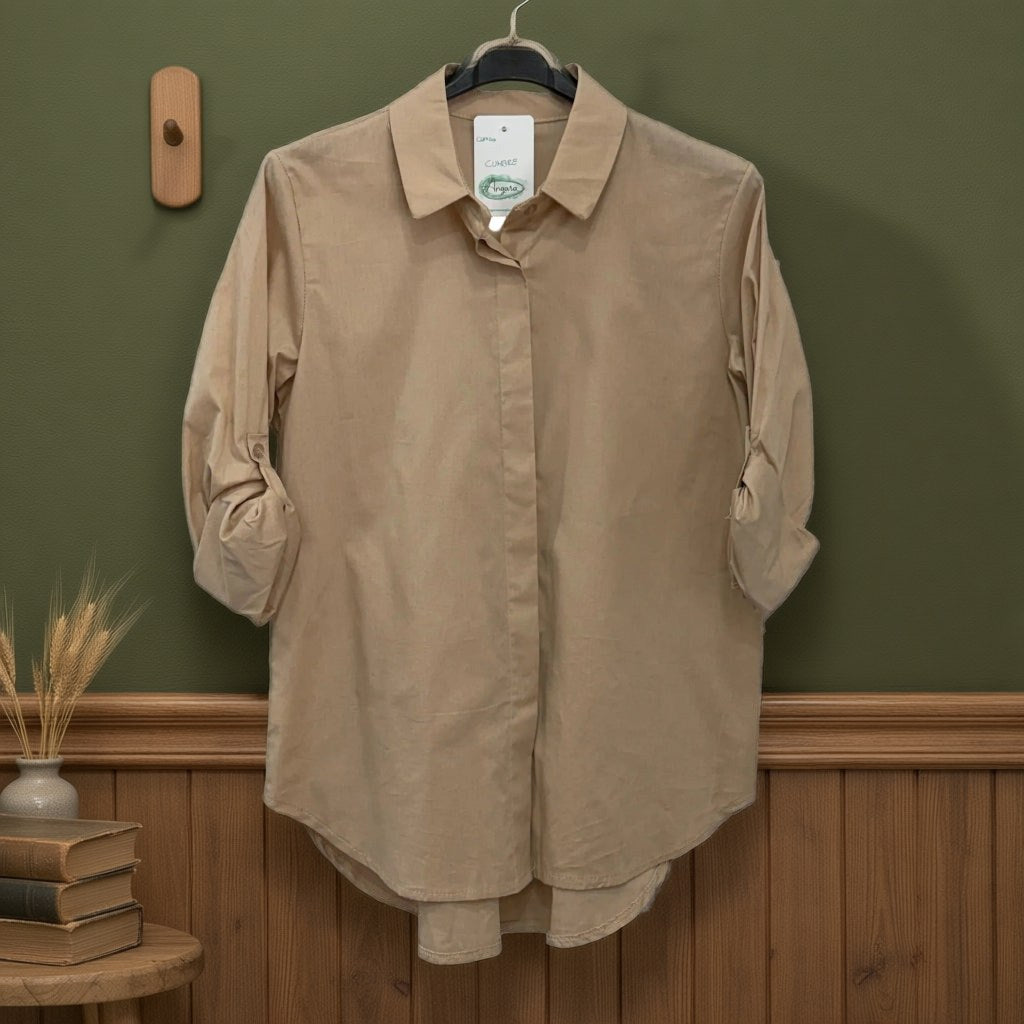 Camisa cumbre colgada en un ambiente para mujer Angara Moda