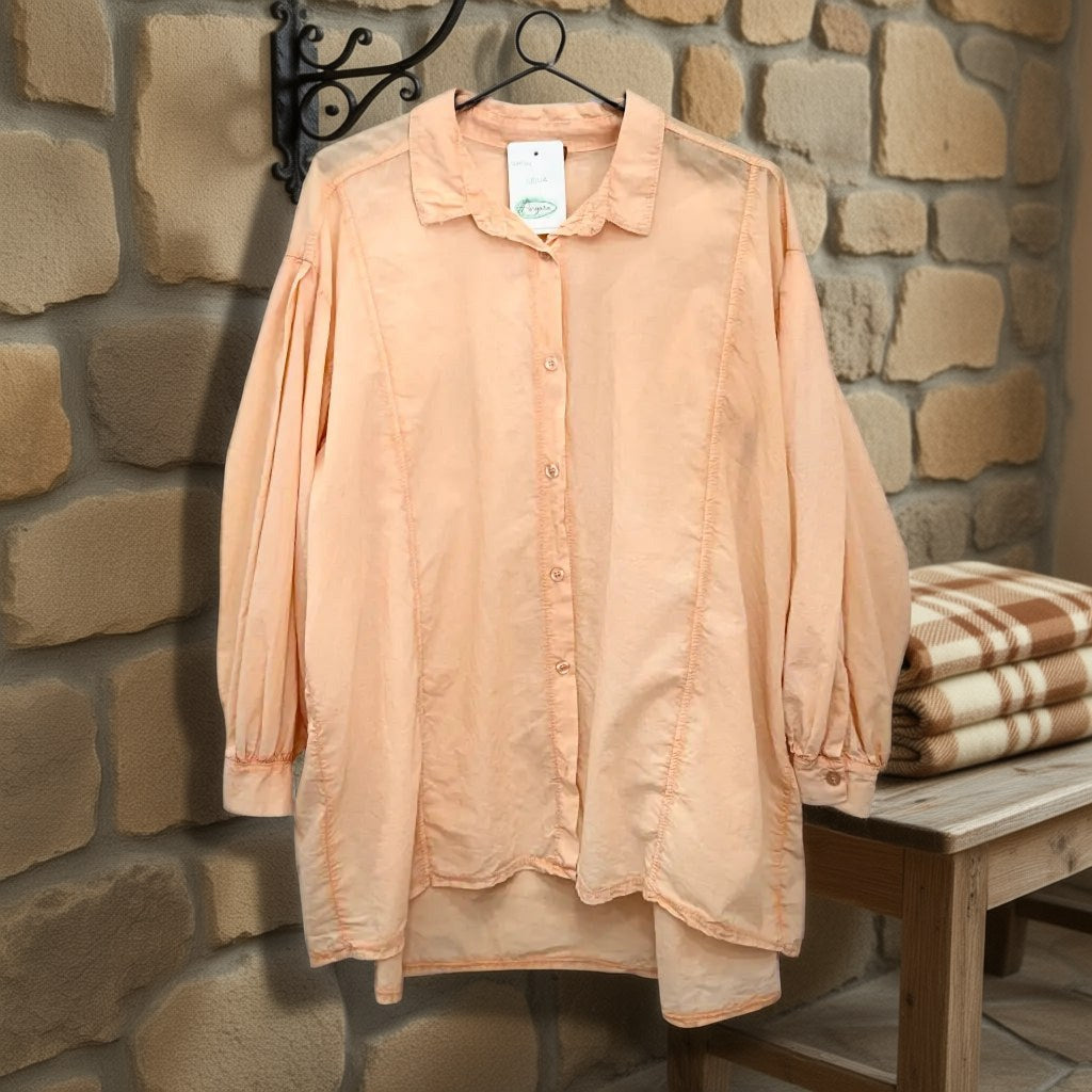 Camisa selva colgada en un ambiente para mujer Angara Moda