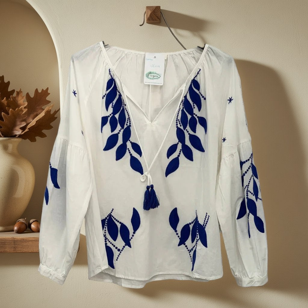 Camisa olivia colgada en un ambiente para mujer Angara Moda