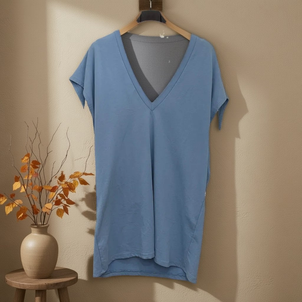 Camiseta hidrogeno colgada en un ambiente para mujer Angara Moda