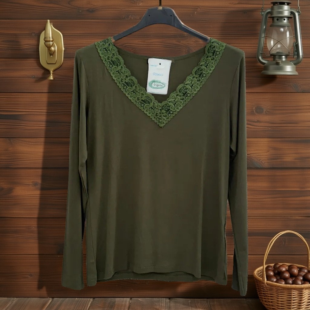 Camiseta potasio colgada en un ambiente para mujer Angara Moda