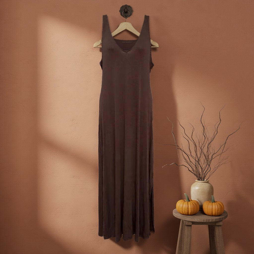 Vestido largo adige colgada en un ambiente para mujer Angara Moda