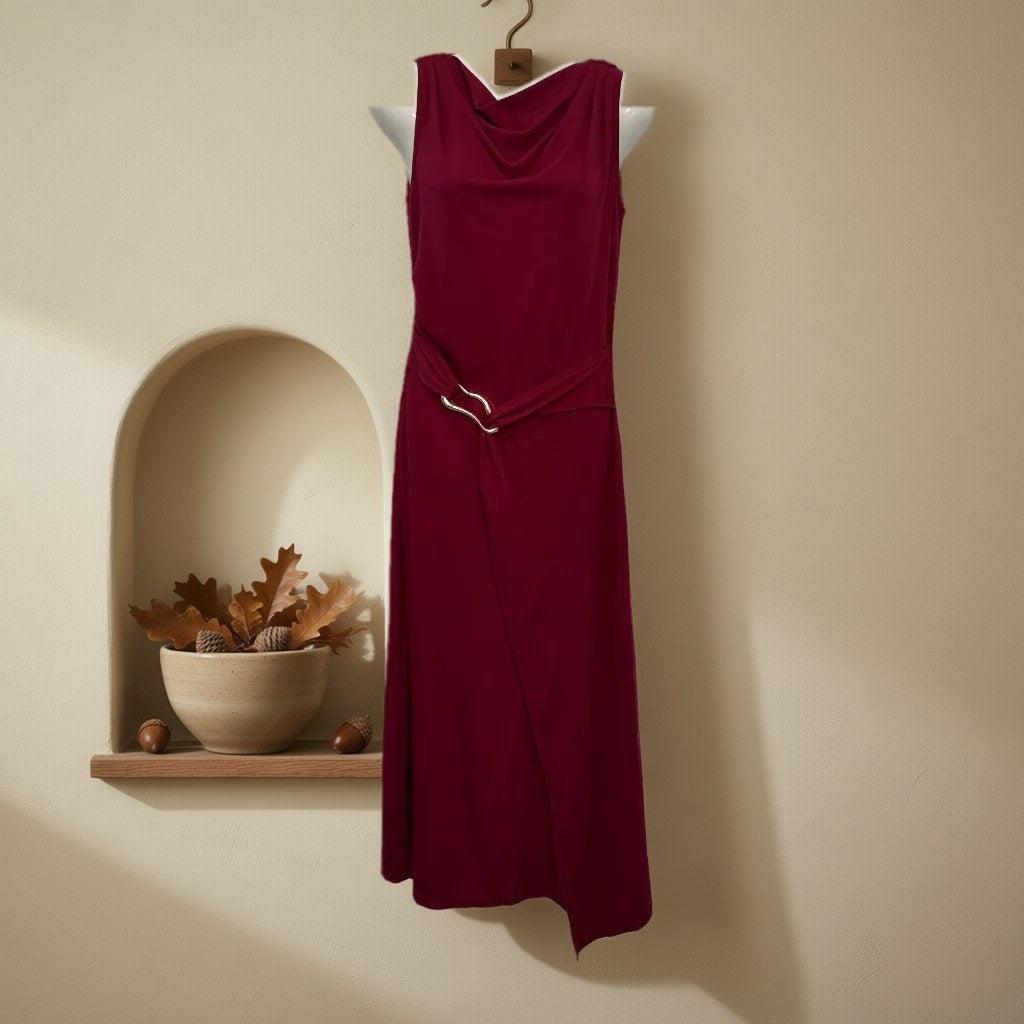 Vestido largo Isonzo colgada en un ambiente para mujer Angara Moda