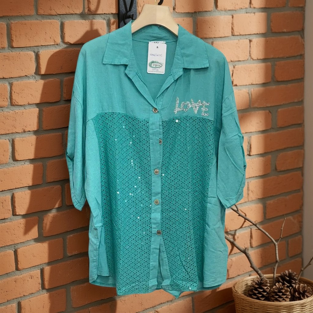 Camisa infiniti colgada en un ambiente para mujer Angara Moda