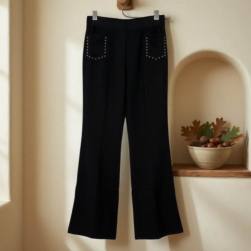 Pantalon tachitas colgada en un ambiente para mujer Angara Moda