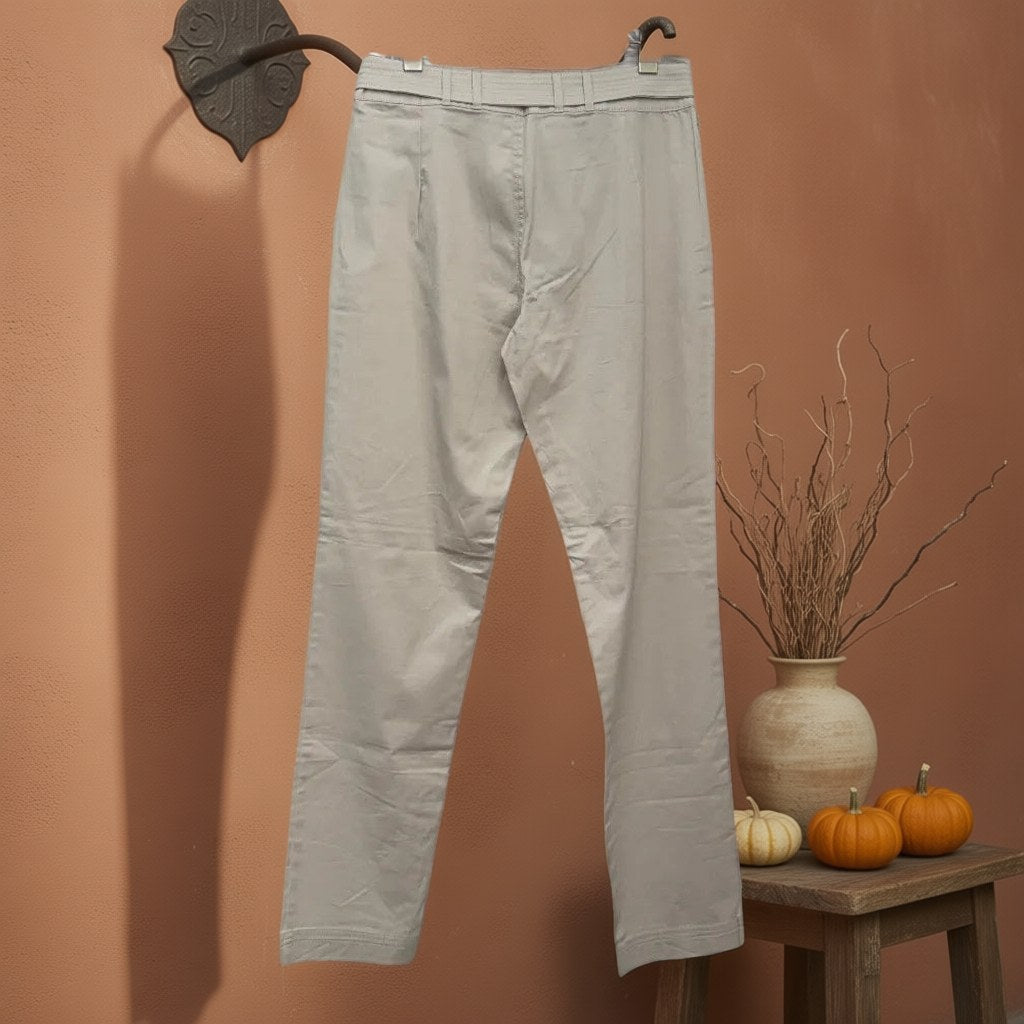 Pantalón Eider colgada en un ambiente para mujer Angara Moda