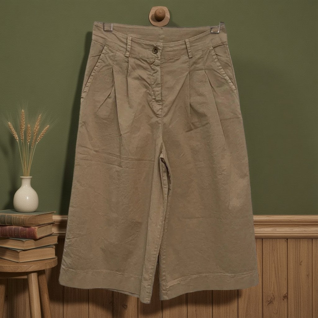 Pantalon corto dublin colgada en un ambiente para mujer Angara Moda