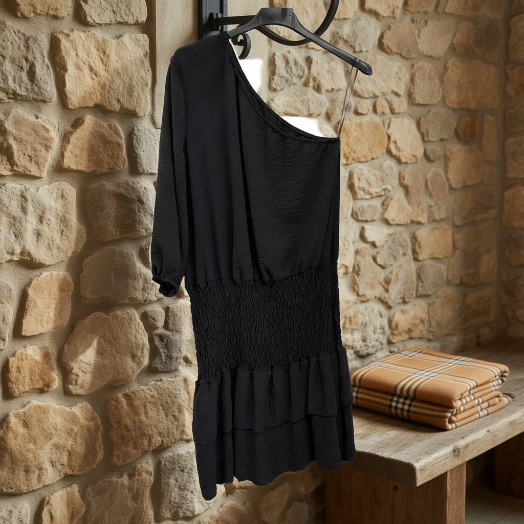 Vestido Colyas corto colgada en un ambiente para mujer Angara Moda